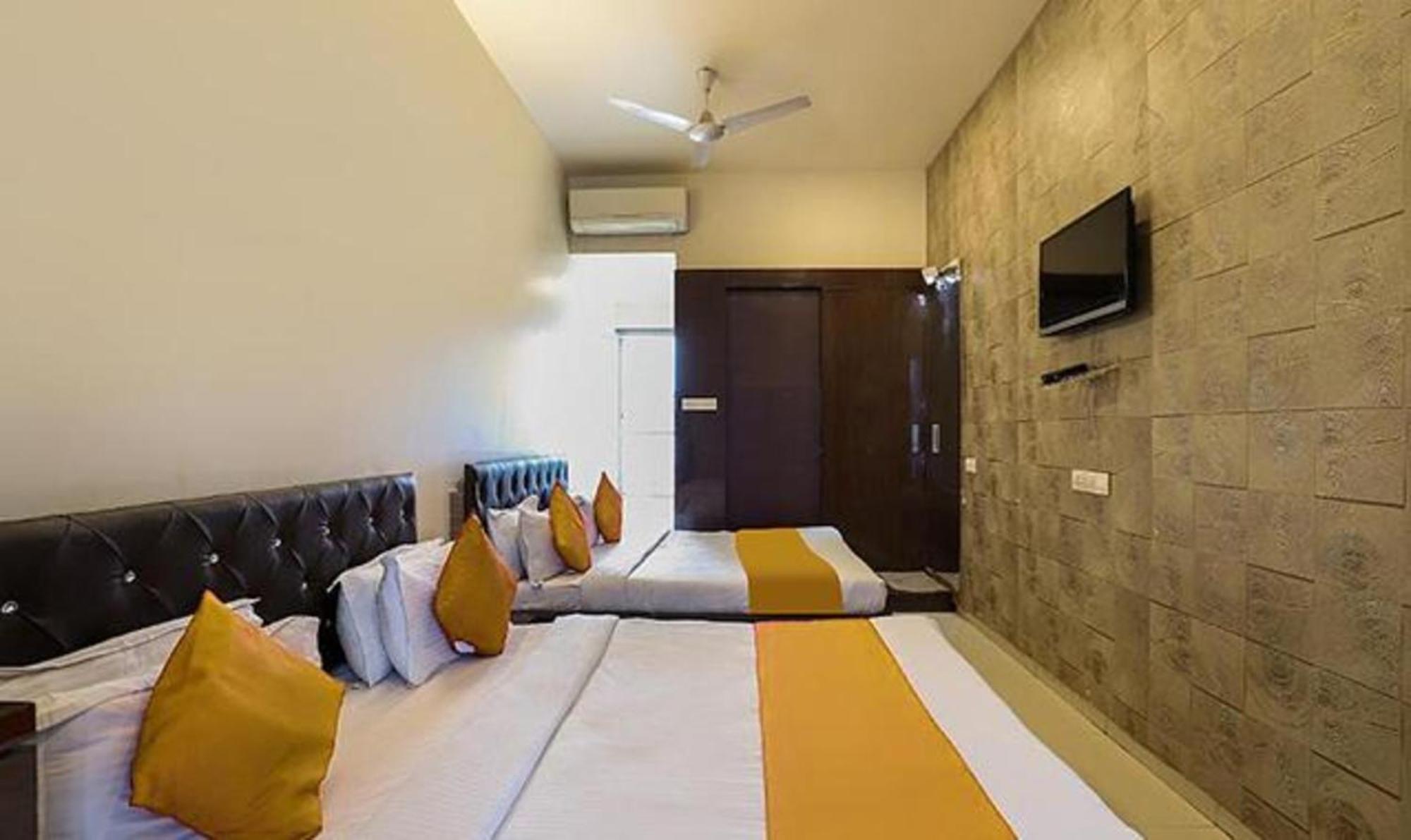 Hotel O Marigold Surat Exterior photo